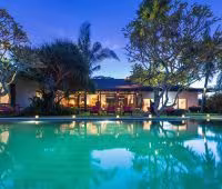 Villa Paloma, Villa bei Nacht